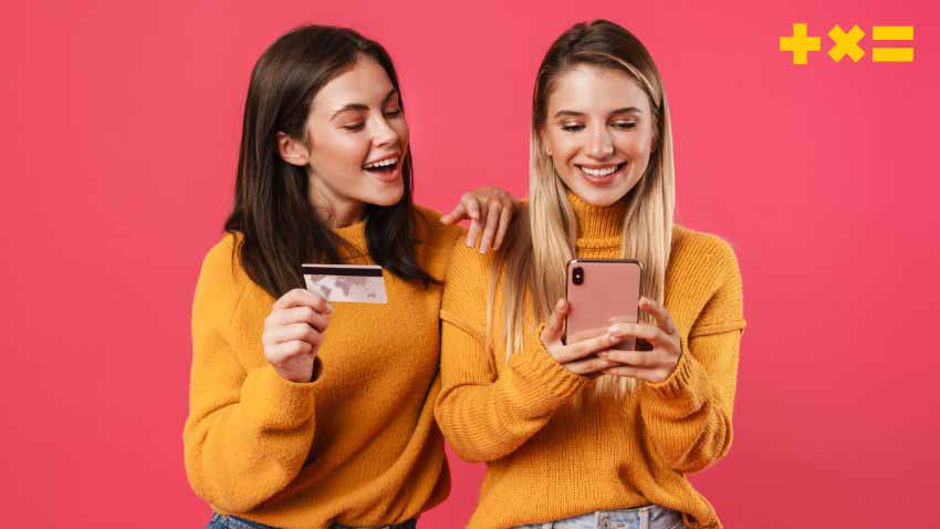 mujeres jovenes pago telefono movil tarjeta credito